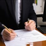 ¿Antecedentes? Cómo tu abogado de inmigración salva tu caso en 2026