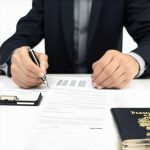 ¿Abogado de inmigración o trámite solo? 4 alertas para 2026